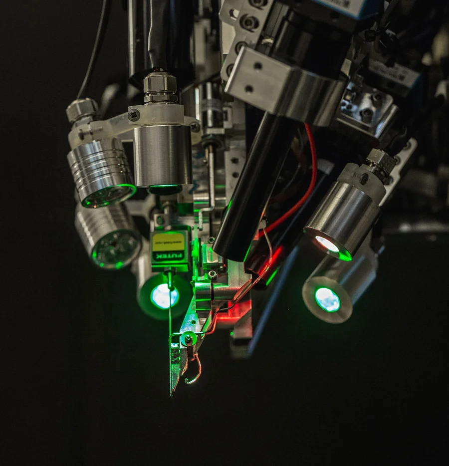 Optical heads arranged around a precision robotic instrument